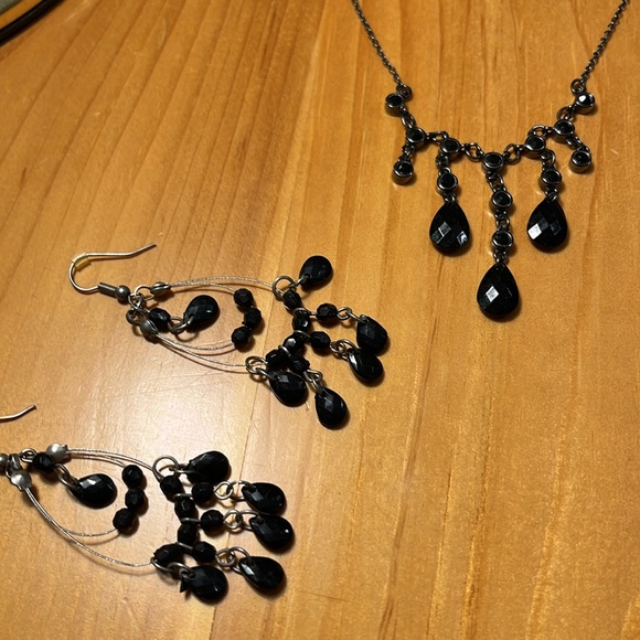 Elegant necklace and earrings set - Picture 2 of 3